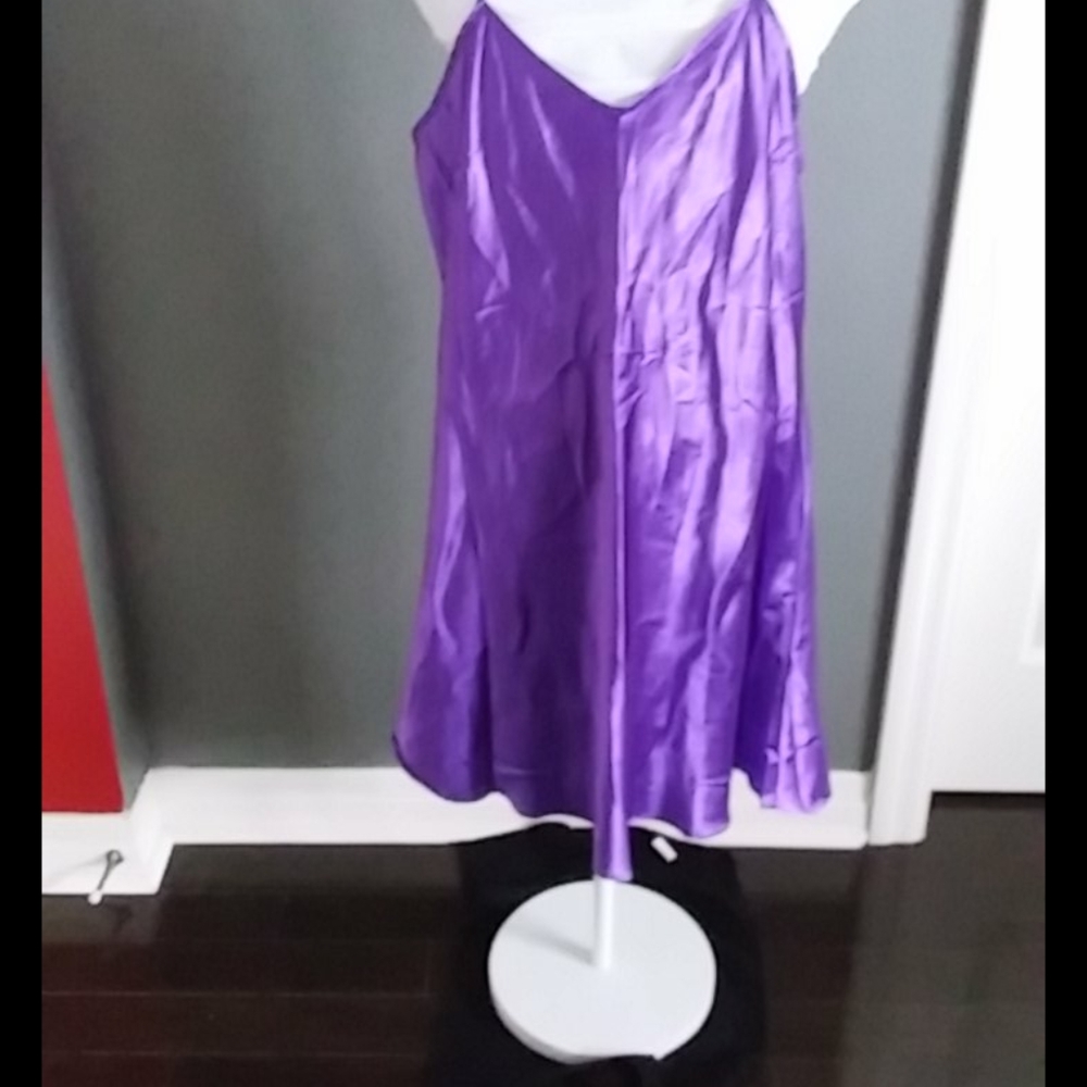 Low back, purple chemise